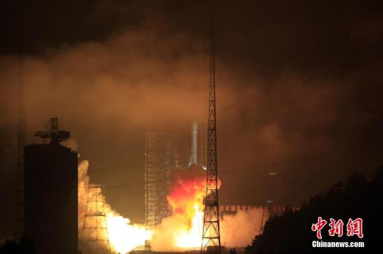 北京时间5月4日0时06分，长征三号乙运载火箭在西昌卫星发射中心发射升空，将亚太6C卫星（APSTAR-6C）成功送入太空预定轨道。亚太6C卫星将服务“一带一路”建设，进一步提升亚太地区卫星通信、广播服务能力。 中新社发 长城公司 供图