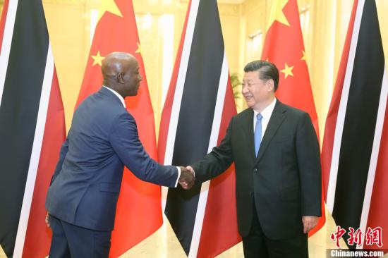 5月15日，中国国家主席习近平在北京人民大会堂会见特立尼达和多巴哥总理罗利。中新社记者 盛佳鹏 摄