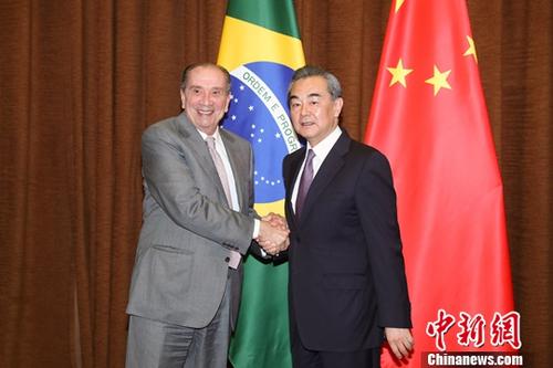 5月15日，中国国务委员兼外交部长王毅在北京会见巴西外长努内斯。中新社记者 盛佳鹏 摄