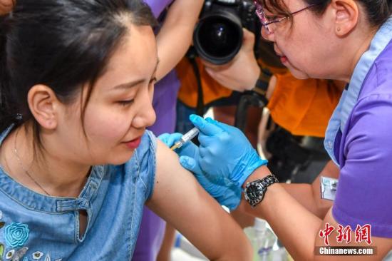 5月30日，来自北京的史佳雨女士在接种HPV九价疫苗。当日，备受关注的HPV九价疫苗在海南博鳌超级医院和睦家医疗中心开始注射，史佳雨女士接种了中国内地第一针HPV九价疫苗。中新社记者 骆云飞 摄