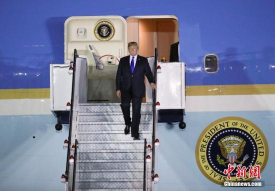 资料图：美国前总统特朗普乘坐“空军一号”专机抵达新加坡巴耶利峇空军基地。 中新社记者 刘震 摄