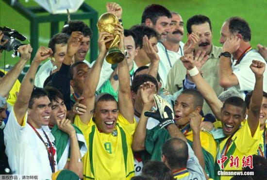 2002年的夏天属于巴西人，“三R组合”在韩日世界杯上大杀四方，决赛中罗纳尔多的两粒进球帮助桑巴军团淘汰德国，如愿捧起大力神杯。但巴西人的欢笑在四年后化作了痛苦的表情。