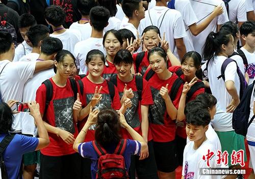 资料图：2018年7月2日晚，2018海峡杯青年篮球邀请赛在台湾新北市举行，来自两岸的34支队伍参赛。图为开幕式上来自大陆的运动员合影。 中新社记者 张宇 摄