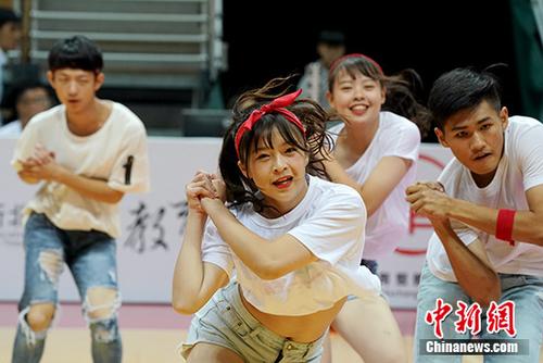 7月2日晚，2018海峡杯青年篮球邀请赛在台湾新北市举行，来自两岸的34支队伍参赛。本次邀请赛为推动两岸青年篮球运动，增进两岸青年交流，提升彼此的技能与友谊。图为台湾青年在开幕式上表演舞蹈。 中新社记者 张宇 摄