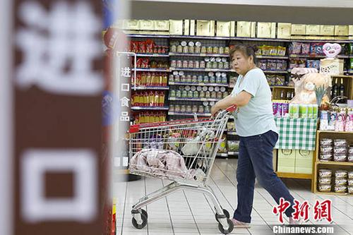 资料图为山西太原某超市，一女子正在挑选商品。中新社记者 张云 摄