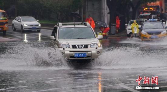 7月17日，北京持续强降雨天气，西直门立交桥附近一路段出现积水。中新社记者 贾天勇 摄