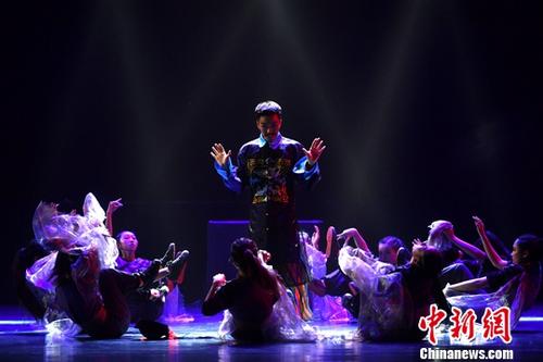7月17日，福建艺术学院选手在舞台上表演。中新社记者 吕明 摄