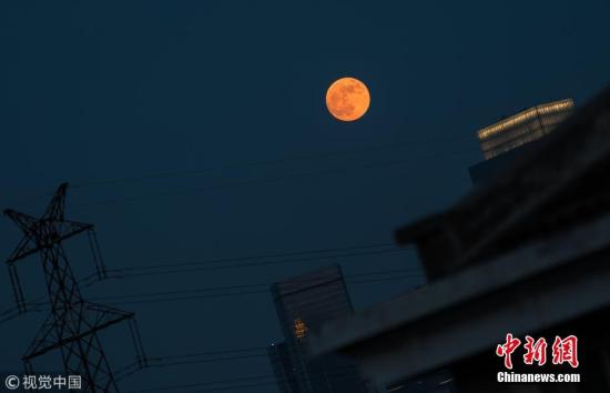 7月27日，从苏州观测到的月全食前期的红月。李浩军 摄 图片来源：视觉中国