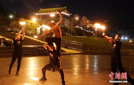 图为七月中旬，火舞团在台北立交桥下排练《十面埋伏》。 中新社记者 张宇 摄