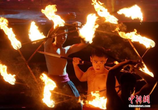 图为7月底，火舞团在新竹参演器乐剧《十面埋伏》。 中新社记者 张宇 摄