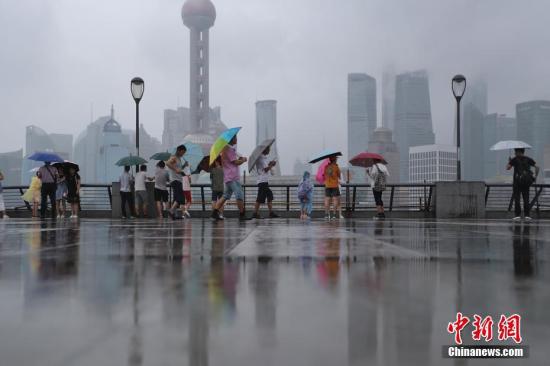 资料图：据悉，“云雀”是自台风“安比”后今年登陆上海的第二个台风，也是自1949年以来第4个直接登陆上海的台风。张亨伟 摄