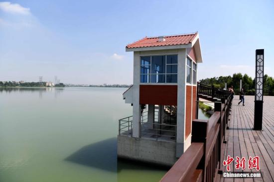 图为晋江龙湖水库。供水工程取水于晋江市龙湖镇的龙湖水源地。据介绍，龙湖面积1.6平方公里，总库容405万立方米。 张斌 摄