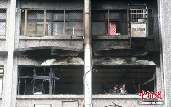 8月13日，台湾新北市新庄区台北医院7楼病房火灾现场。 中新社记者 张宇 摄