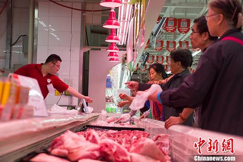8月9日，在连续三个月在“1”时代徘徊后，7月份中国居民消费价格总水平(CPI)上扬至“2”区间。当日，中国国家统计局发布数据显示，2018年7月份，中国CPI同比上涨2.1%。其中，城市上涨2.1%，农村上涨2.0%；食品价格上涨0.5%，非食品价格上涨2.4%；消费品价格上涨1.8%，服务价格上涨2.5%。1-7月平均，中国CPI同比涨2.0%。图为7月，山西太原某超市民众购买猪肉。 中新社记者 张云 摄