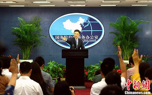 资料图片：国务院台办发言人安峰山在新闻发布会上回答记者提问。 中新社记者 张勤 摄
