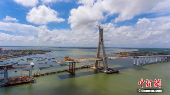 资料图：航拍正在建设中的海南铺前跨海大桥。中新社记者 骆云飞 摄