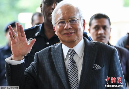 据外媒9月19日报道，马来西亚反贪委员会称，马来西亚前总理纳吉布被逮捕，牵涉“一马发展(1MDB)”洗钱调查一案。马来西亚反贪污委员会证实，前总理纳吉布19日被捕，并将在20日下午3时被带往吉隆坡地庭第三次面控。图为马来西亚前总理纳吉布资料图片。