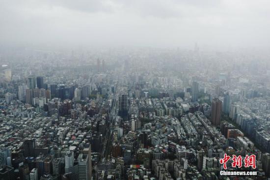 9月28日，台风“潭美”靠近台湾东北部地区，中新社记者来到101大楼的89层观景台，远眺雾中台北。中新社记者 杨程晨 摄
