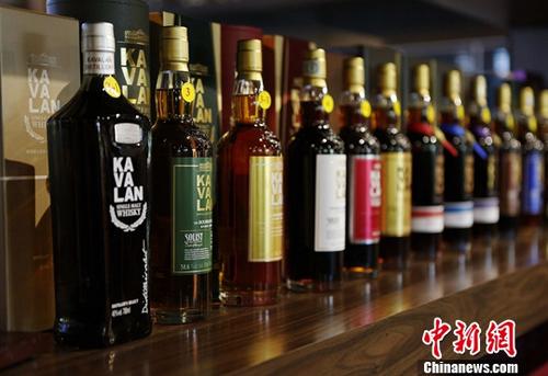 近日，中新社记者来到台湾宜兰的金车噶玛兰酒厂，探访亚热带地区的威士忌酿造工艺。图为噶玛兰酒厂目前已经推出的19款威士忌。中新社记者 杨程晨 摄