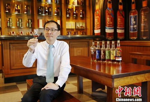 近日，台湾宜兰金车噶玛兰酒厂总经理李玉鼎接受中新社记者采访。他表示，西方传统印象里，威士忌酒只适合在亚寒带及寒带酿造。台湾噶玛兰的出现为这个产业带来了改变。中新社记者 杨程晨 摄