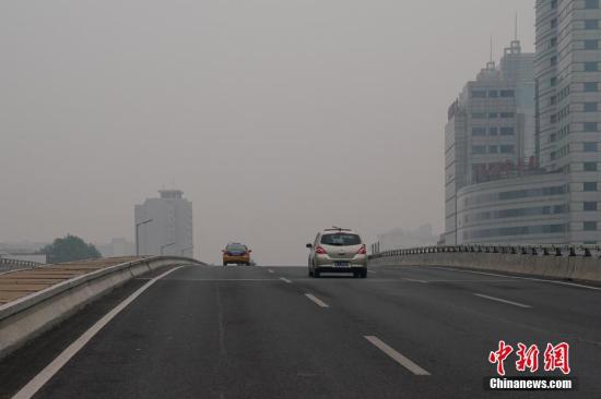 10月15日，北京海淀区航天桥被雾霾笼罩。中新社记者 崔楠 摄