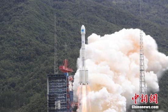 中国“一箭双星”成功发射两颗北斗全球导航卫星。 梁珂岩 摄