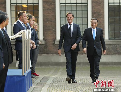 当地时间10月15日上午，中国国务院总理李克强在海牙首相府同荷兰首相吕特举行会谈。会谈前，吕特在海牙议会大厦广场为李克强举行隆重欢迎仪式。 中新社记者 刘震 摄