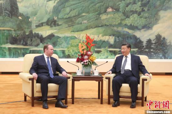 10月17日，中国国家主席习近平在北京人民大会堂会见俄罗斯总统办公厅主任瓦伊诺。中新社记者 盛佳鹏 摄
