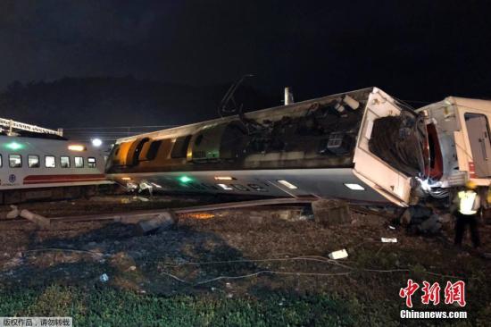 资料图：10月21日拍摄的普悠玛列车出轨翻覆事故现场。