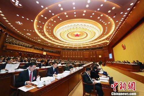 10月22日，第十三届全国人大常委会第六次会议在北京人民大会堂开幕，全国人大常委会委员长栗战书主持会议。中新社记者 宋吉河 摄