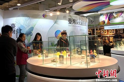 10月25日，由台湾贸易中心组展的台湾文化创意馆亮相第十三届北京文博会，以“缤纷生活，翩然起舞”为主题，展示台湾文化创意和生活美学成果，开拓两岸合作商机。中新社记者 路梅 摄