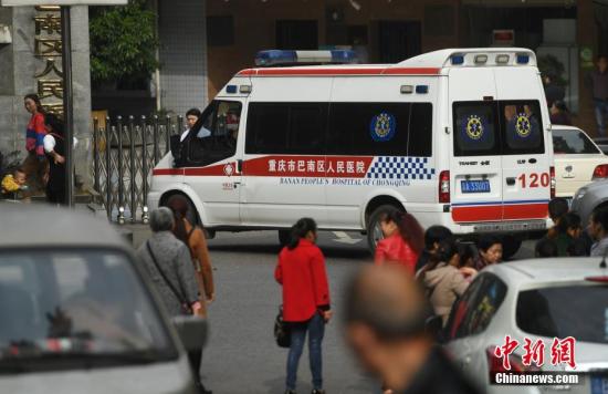 资料图：10月26日，重庆一女子在巴南区一幼儿园门口持刀行凶，致做早操返回教室途中的14名学生受伤。陈超 摄