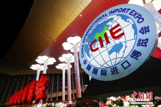 资料图：进博会主场馆国家会展中心（上海）点亮主题灯光。 张亨伟 摄