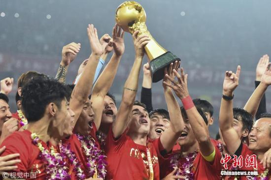11月7日，在刚刚结束的中超联赛第29轮上海上港主场迎战北京人和的比赛中，上港队2：1击败对手，提前一轮加冕中超冠军，捧得中超冠军奖杯火神杯。图为上港队球员举杯庆祝。图片来源：视觉中国
