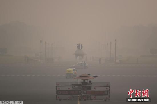 当地时间11月8日，印度新德里被雾霾笼罩。新德里的空气污染水平在冬季飙升，排灯节燃放烟花加剧污染，当地民众纷纷戴上口罩防雾霾。