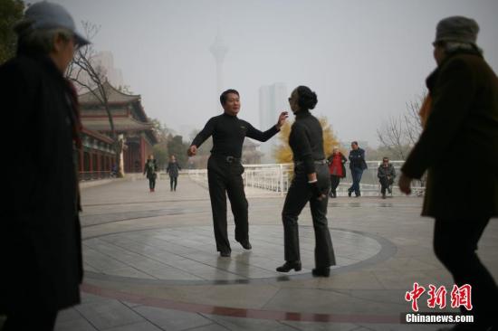 11月14日，天津空气遭遇重度污染。图为市民在公园中跳舞。 中新社记者 佟郁 摄