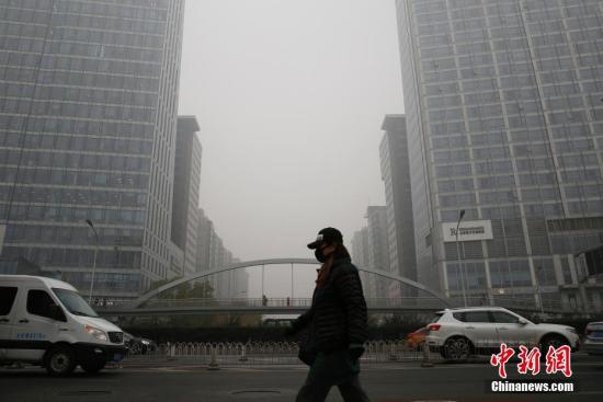 11月14日，北京多地空气质量已达到重度污染水平。中新社记者 李慧思 摄