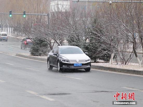 11月15日，吉林省长春市迎来降雪，城市披上淡淡的银妆。气象部门称，未来几日长春将有大幅度降温天气。刘栋 摄