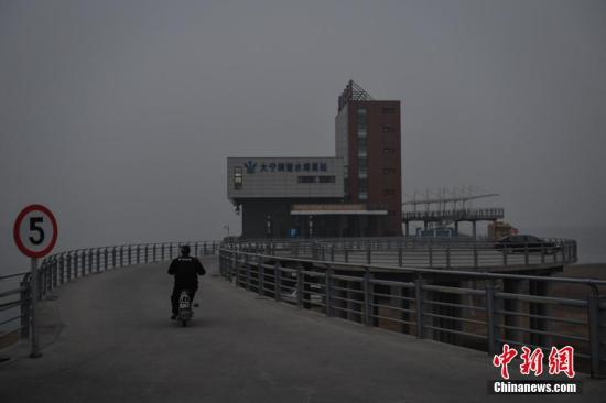 图为一名保安骑车经过北京房山大宁调蓄水库。 中新社记者 崔楠 摄