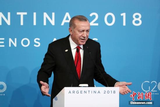 当地时间12月1日，土耳其总统埃尔多安在布宜诺斯艾利斯举行新闻发布会。当日，二十国集团领导人第十三次峰会在阿根廷首都布宜诺斯艾利斯落下帷幕。<a target=