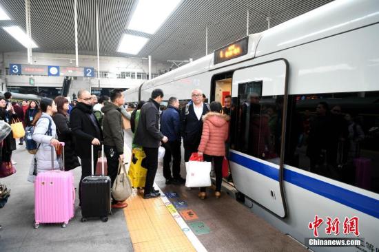 资料图：南龙铁路。中新社记者 王东明 摄