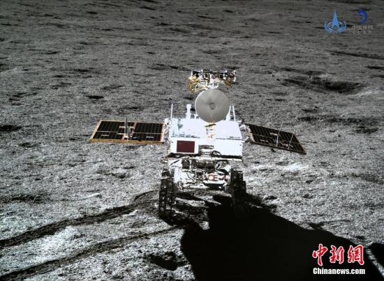 1月11日下午，嫦娥四号着陆器与玉兔二号巡视器工作正常，在“鹊桥”中继星支持下顺利完成互拍，地面接收图像清晰完好，中外科学载荷工作正常，探测数据有效下传，搭载科学实验项目顺利开展，达到工程既定目标，标志着嫦娥四号任务圆满成功。至此，中国探月工程取得“五战五捷”。图为嫦娥四号着陆器地形地貌相机对玉兔二号巡视器成像。中国国家航天局供图