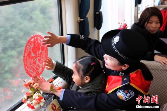 资料图片：春运。中新社发 重庆铁路公安处供图