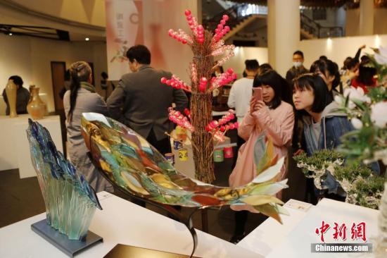 2月2日，“台湾工艺之巅”展览在台北当代工艺设计分馆开幕，展出62位台湾工艺家的109件作品。作品包括木工艺、陶瓷工艺、金属工艺、竹�工艺等。中新社记者 陈小愿 摄