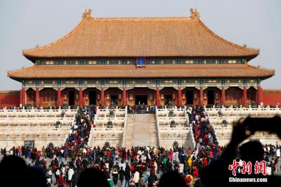 2019年2月5日农历正月初一，北京故宫博物院人头攒动，大批市民进宫过大年。中新社记者 富田 摄