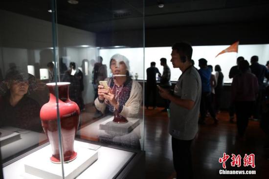 图为2019年2月7日，游客在台北故宫欣赏瓷器藏品。 中新社记者 孔任远 摄