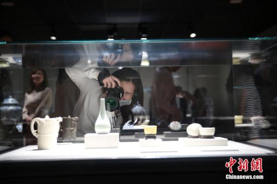 资料图：台北故宫游客拍摄瓷器藏品。 中新社记者 孔任远 摄