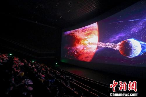民众观看电影《流浪地球》。中新社记者 张云 摄