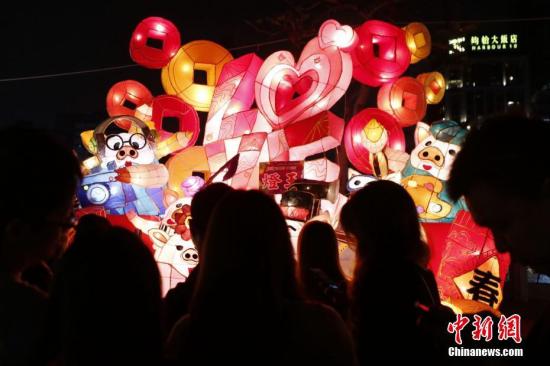 2月14日晚，台湾高雄爱河畔的灯会吸引游人。中新社记者 陈小愿 摄