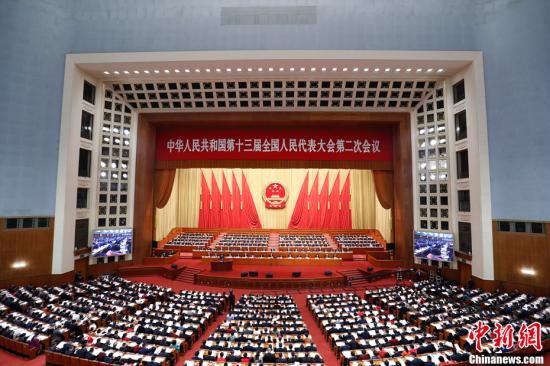 资料图：3月5日，十三届全国人大二次会议开幕会在北京人民大会堂举行。中新社记者 盛佳鹏 摄